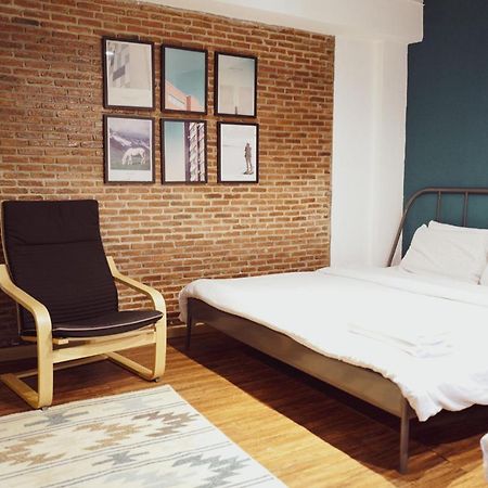 Готель T-House Bkk 2Floors Near Bts With Swimming Pool And Free Wifi Бангкок Екстер'єр фото