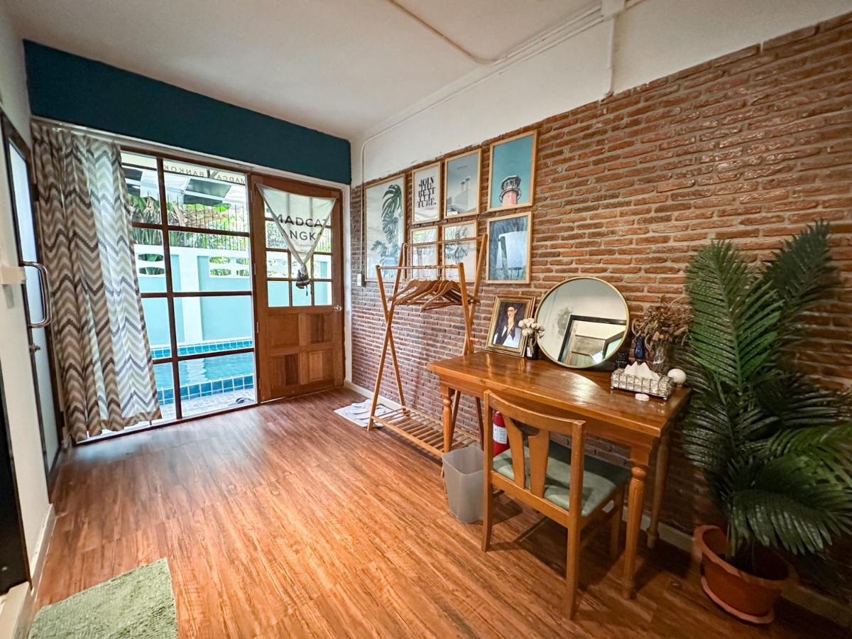 Готель T-House Bkk 2Floors Near Bts With Swimming Pool And Free Wifi Бангкок Екстер'єр фото