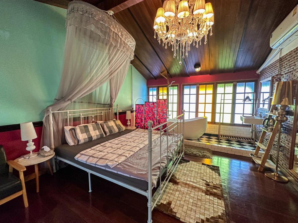 Готель T-House Bkk 2Floors Near Bts With Swimming Pool And Free Wifi Бангкок Екстер'єр фото