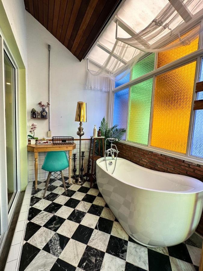 Готель T-House Bkk 2Floors Near Bts With Swimming Pool And Free Wifi Бангкок Екстер'єр фото