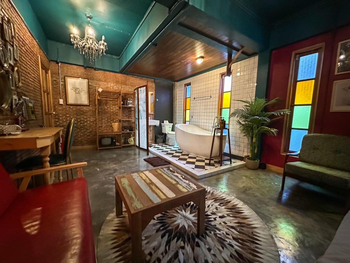 Готель T-House Bkk 2Floors Near Bts With Swimming Pool And Free Wifi Бангкок Екстер'єр фото