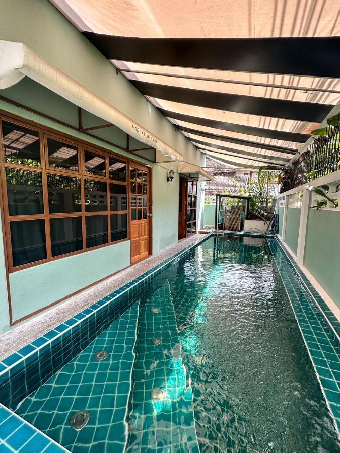 Готель T-House Bkk 2Floors Near Bts With Swimming Pool And Free Wifi Бангкок Екстер'єр фото