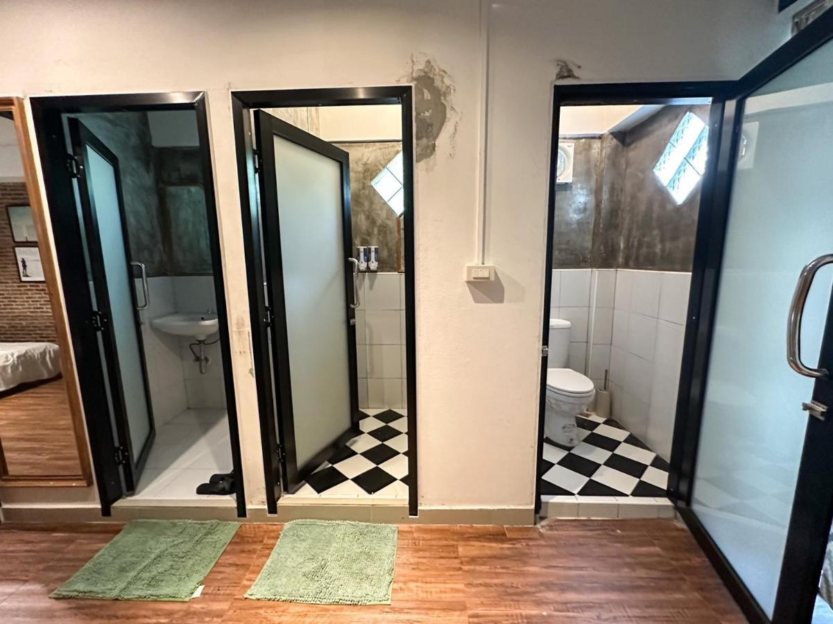 Готель T-House Bkk 2Floors Near Bts With Swimming Pool And Free Wifi Бангкок Екстер'єр фото