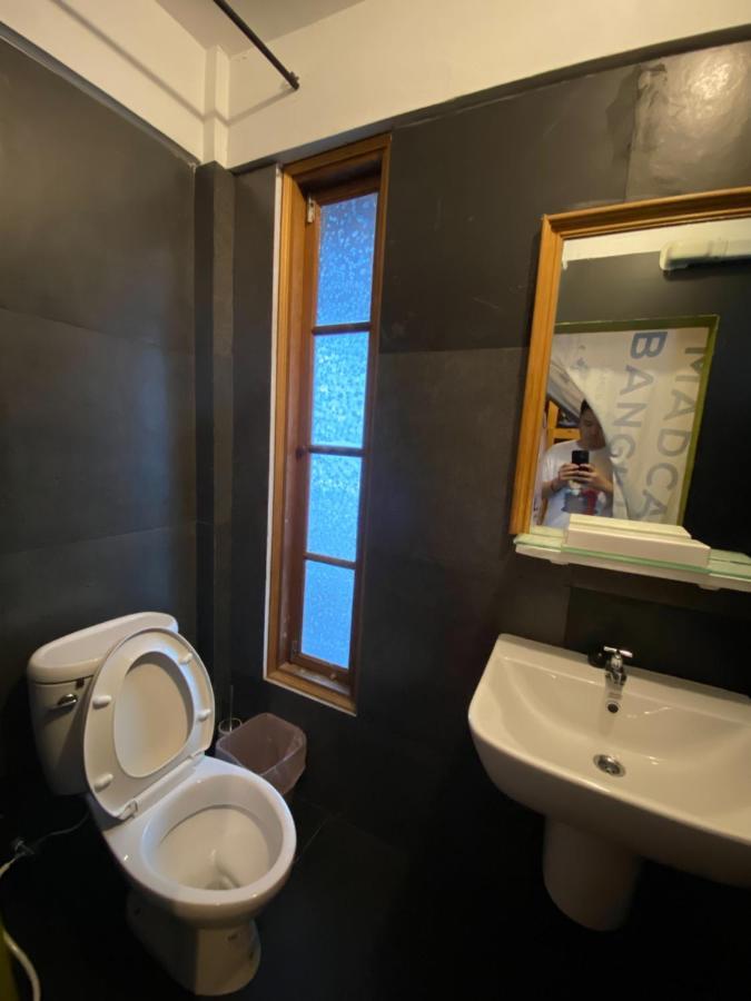 Готель T-House Bkk 2Floors Near Bts With Swimming Pool And Free Wifi Бангкок Екстер'єр фото