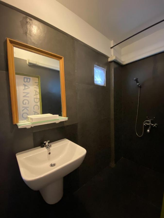 Готель T-House Bkk 2Floors Near Bts With Swimming Pool And Free Wifi Бангкок Екстер'єр фото