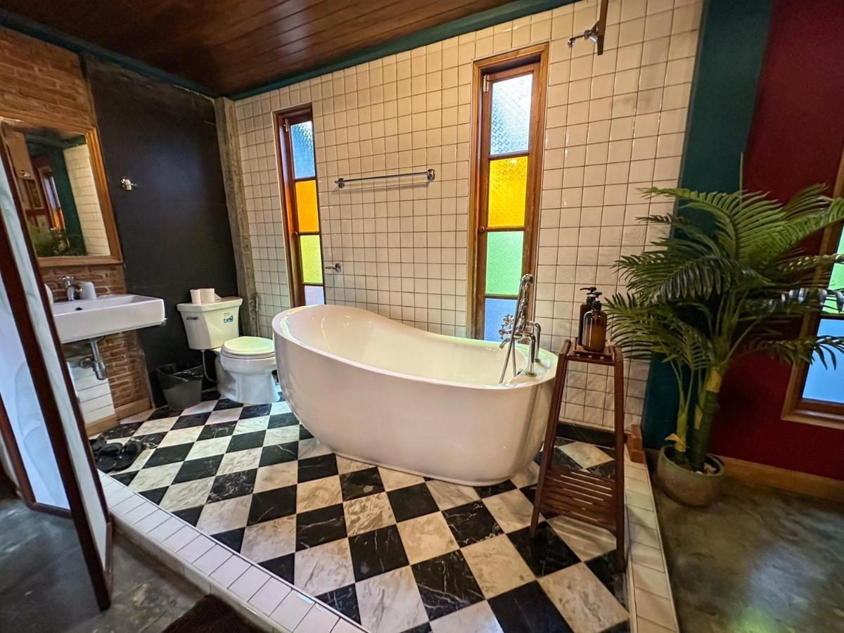 Готель T-House Bkk 2Floors Near Bts With Swimming Pool And Free Wifi Бангкок Екстер'єр фото