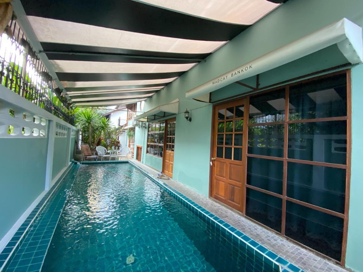 Готель T-House Bkk 2Floors Near Bts With Swimming Pool And Free Wifi Бангкок Екстер'єр фото