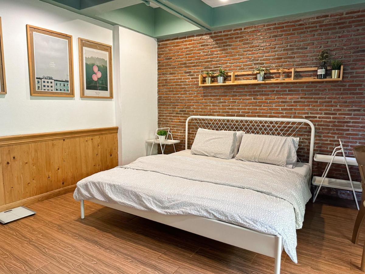 Готель T-House Bkk 2Floors Near Bts With Swimming Pool And Free Wifi Бангкок Екстер'єр фото