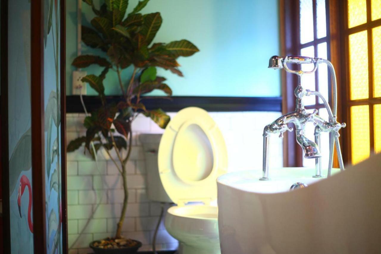 Готель T-House Bkk 2Floors Near Bts With Swimming Pool And Free Wifi Бангкок Екстер'єр фото