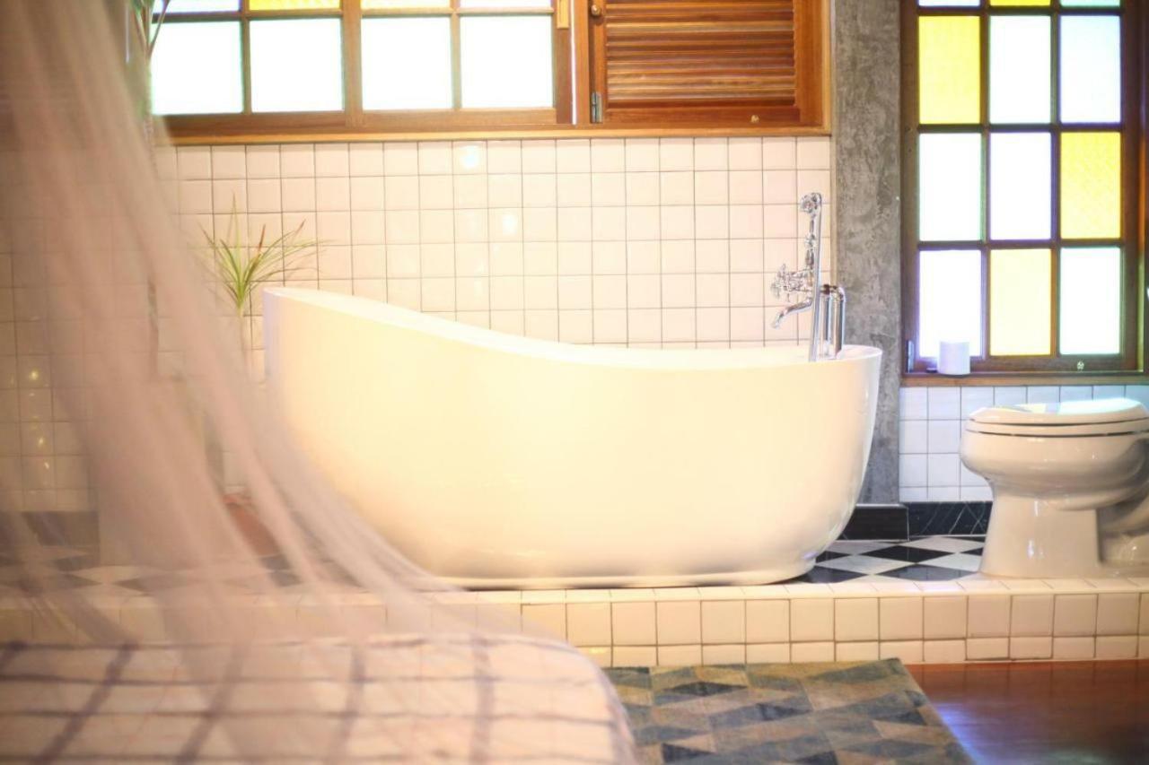 Готель T-House Bkk 2Floors Near Bts With Swimming Pool And Free Wifi Бангкок Екстер'єр фото