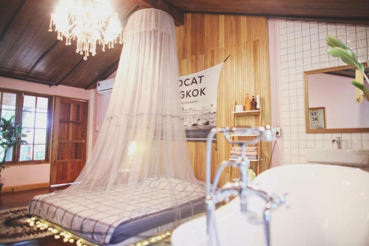 Готель T-House Bkk 2Floors Near Bts With Swimming Pool And Free Wifi Бангкок Екстер'єр фото