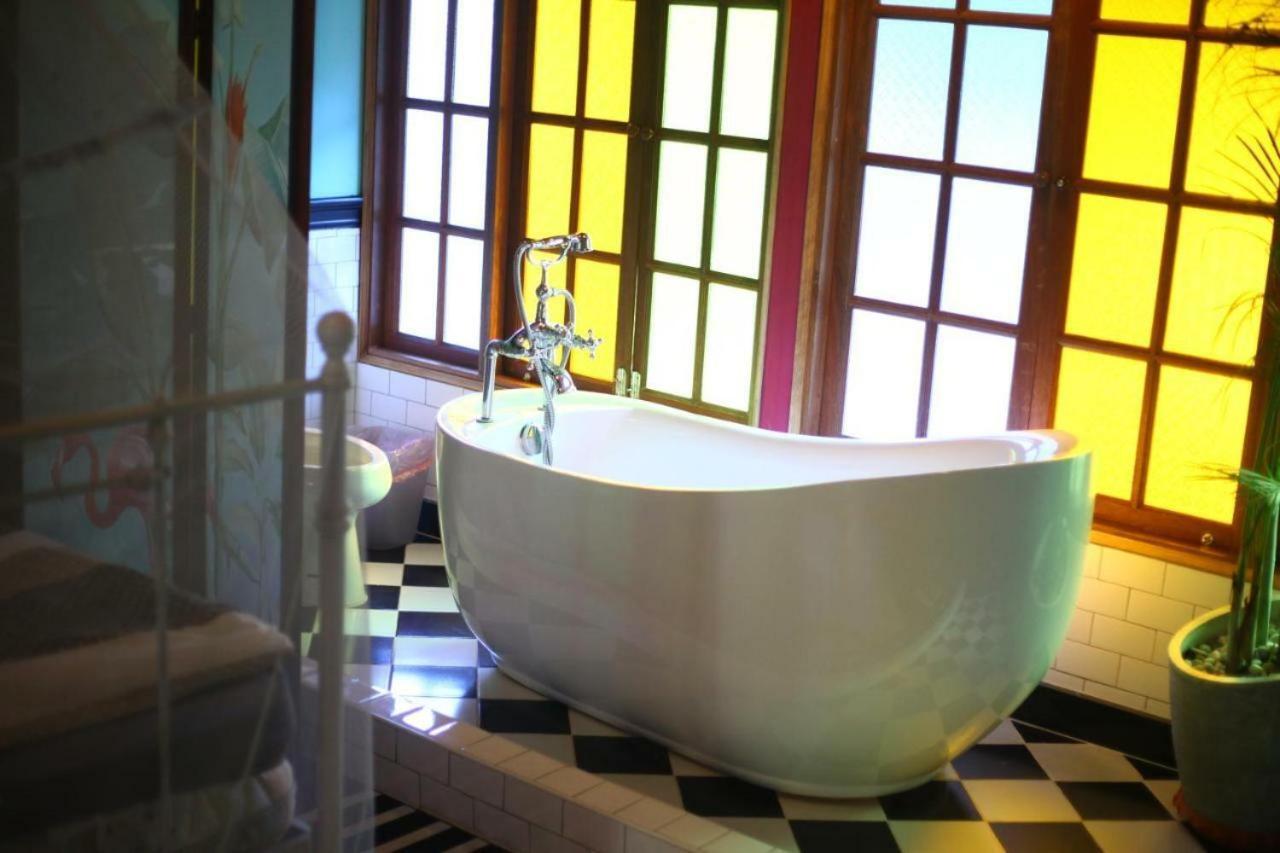 Готель T-House Bkk 2Floors Near Bts With Swimming Pool And Free Wifi Бангкок Екстер'єр фото