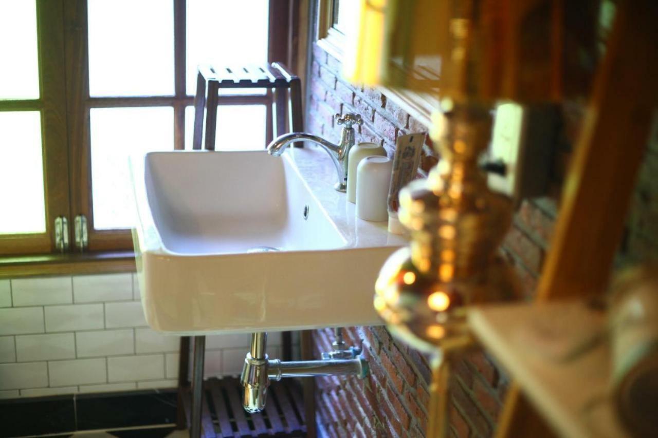 Готель T-House Bkk 2Floors Near Bts With Swimming Pool And Free Wifi Бангкок Екстер'єр фото