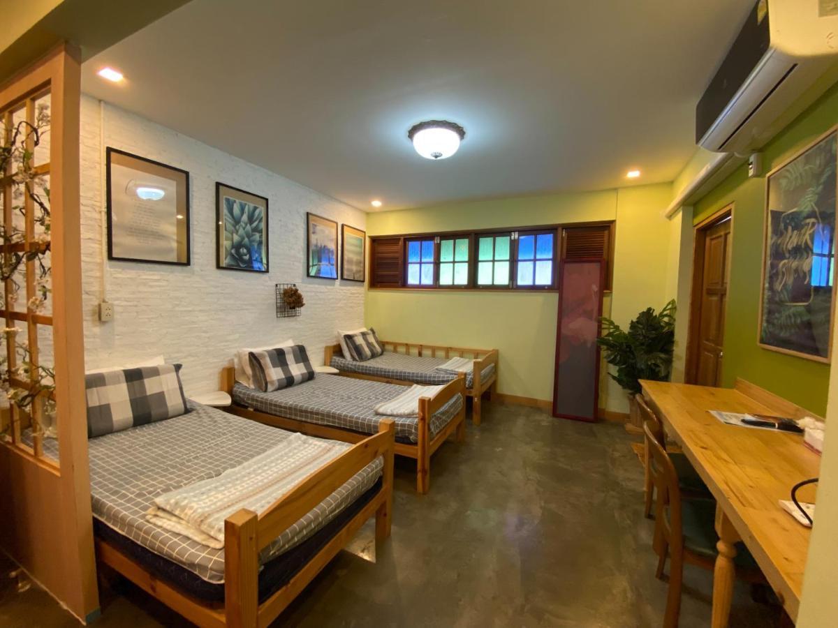 Готель T-House Bkk 2Floors Near Bts With Swimming Pool And Free Wifi Бангкок Екстер'єр фото