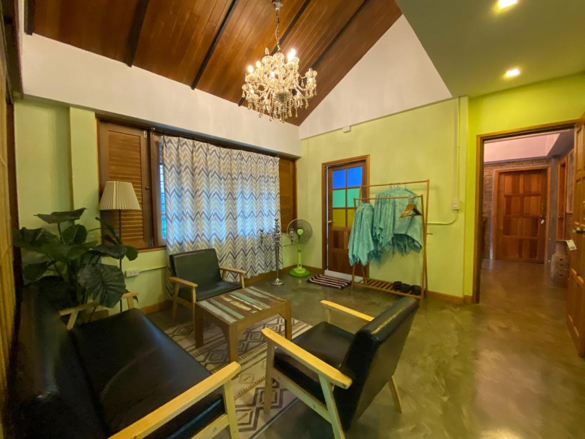 Готель T-House Bkk 2Floors Near Bts With Swimming Pool And Free Wifi Бангкок Екстер'єр фото